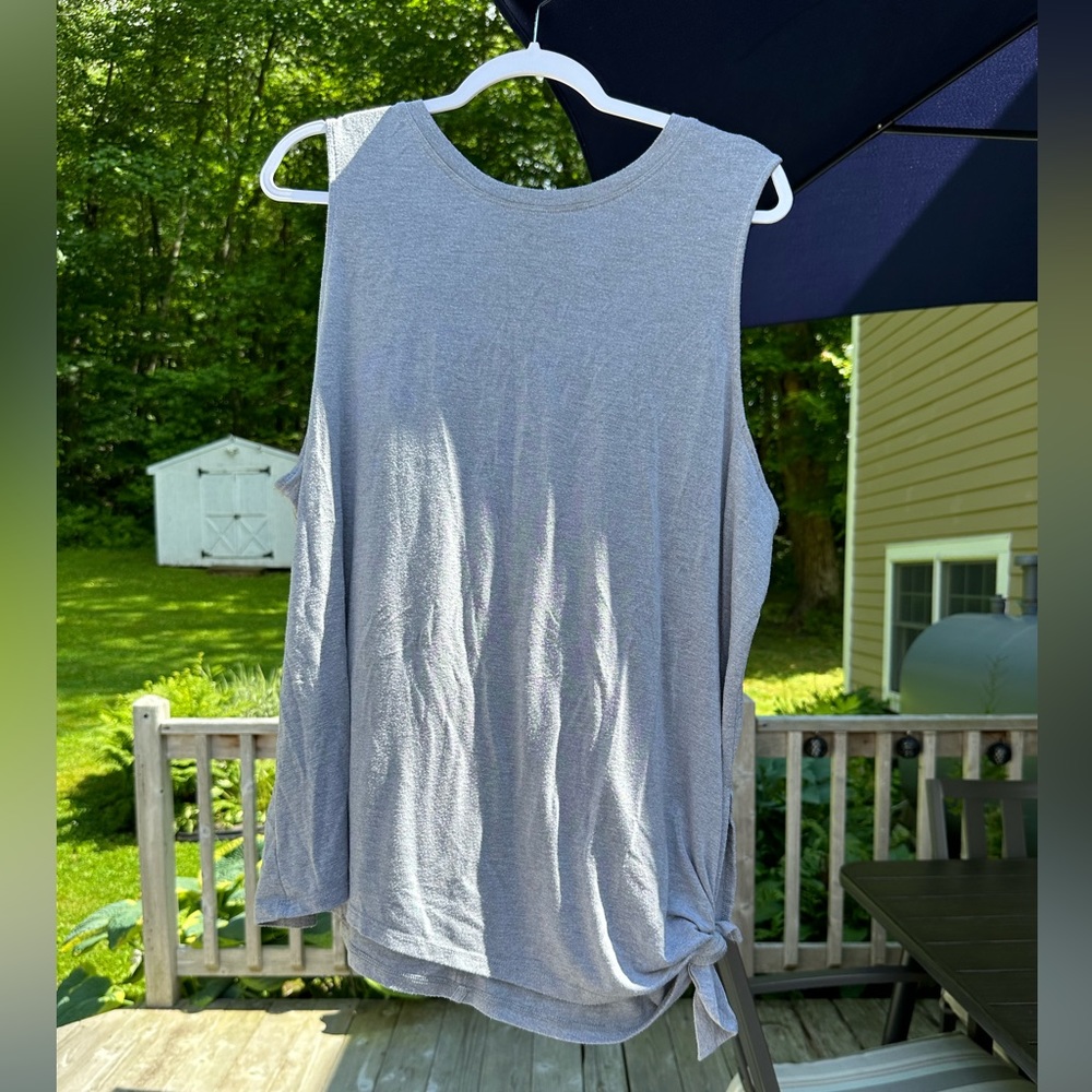 🛍️$3!! Bundle 6 for $10!!🛍️
Avia Tank Top